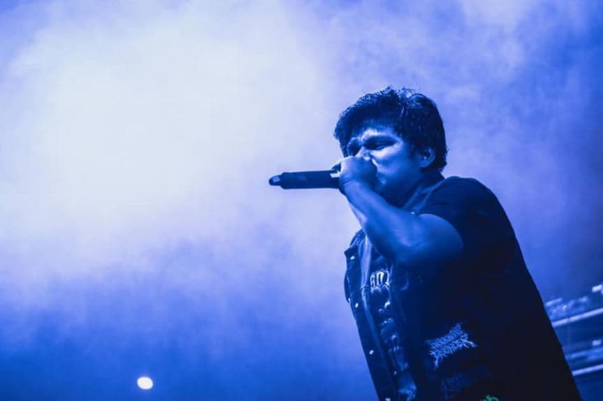 El evento se celebraba en un restaurante y estaba a punto de acabar cuando el cantante de la banda fue atacado.