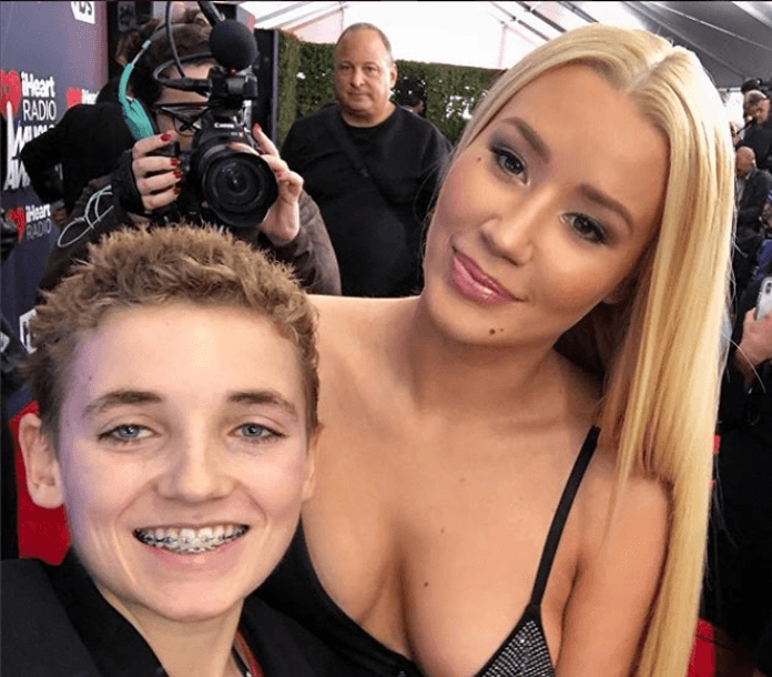 Allí también conoció a la cantante Iggy Azalea, aunque esta vez fue ella quien se declaró "fan" del 'selfie kid' y publicó la foto en su perfil en Instagram.