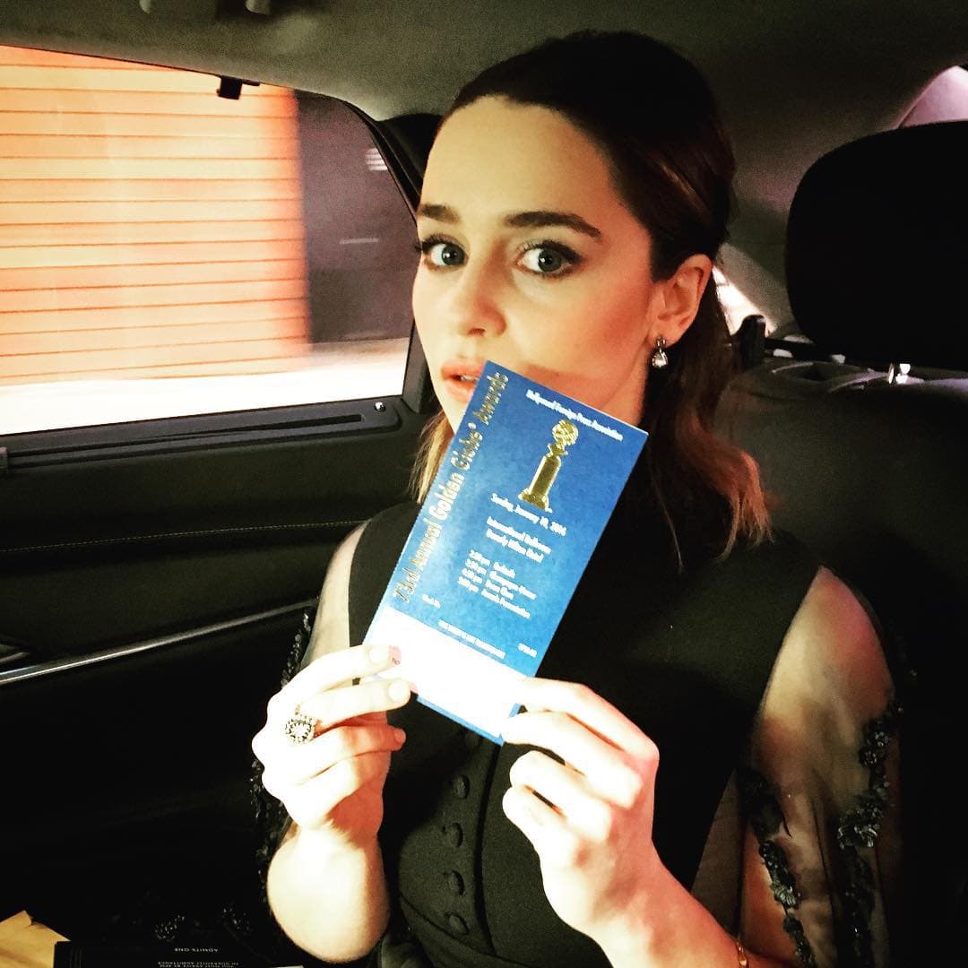 Emilia Clarke mostrando su entrada a la ceremonia.