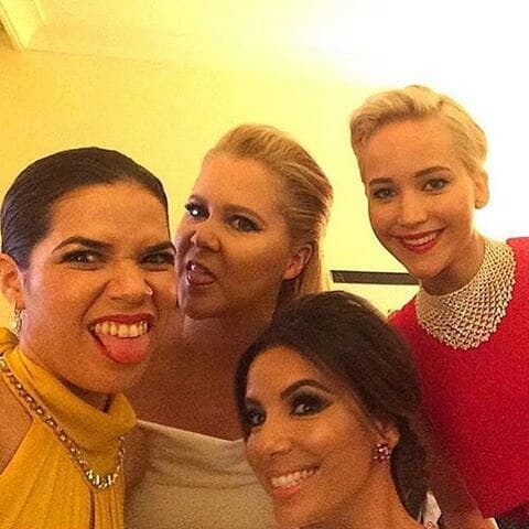 La selfie de los Golden Globes 2016, portagonizada por América Ferrera, Eva Longoria, Jennifer Lawrence y Amy Schumer.