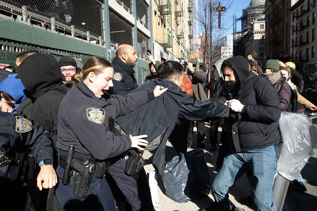 Los 12 arrestados enfrentan cargos de obstrucción a la administración gubernamental, conducta desordenada y lanzamiento de objetos.