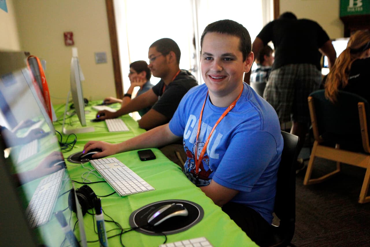 <b>League of United Latin American Citizens</b>
<br>La
<a href="http://lulac.org/programs/education/scholarships/index.html">Liga de Ciudadanos Latinoamericanos Unidos</a>, en conjunto con General Electric, le otorga una beca de 5,000 dólares al año a dos estudiantes hispanos que estudien Negocios o Ingeniería.