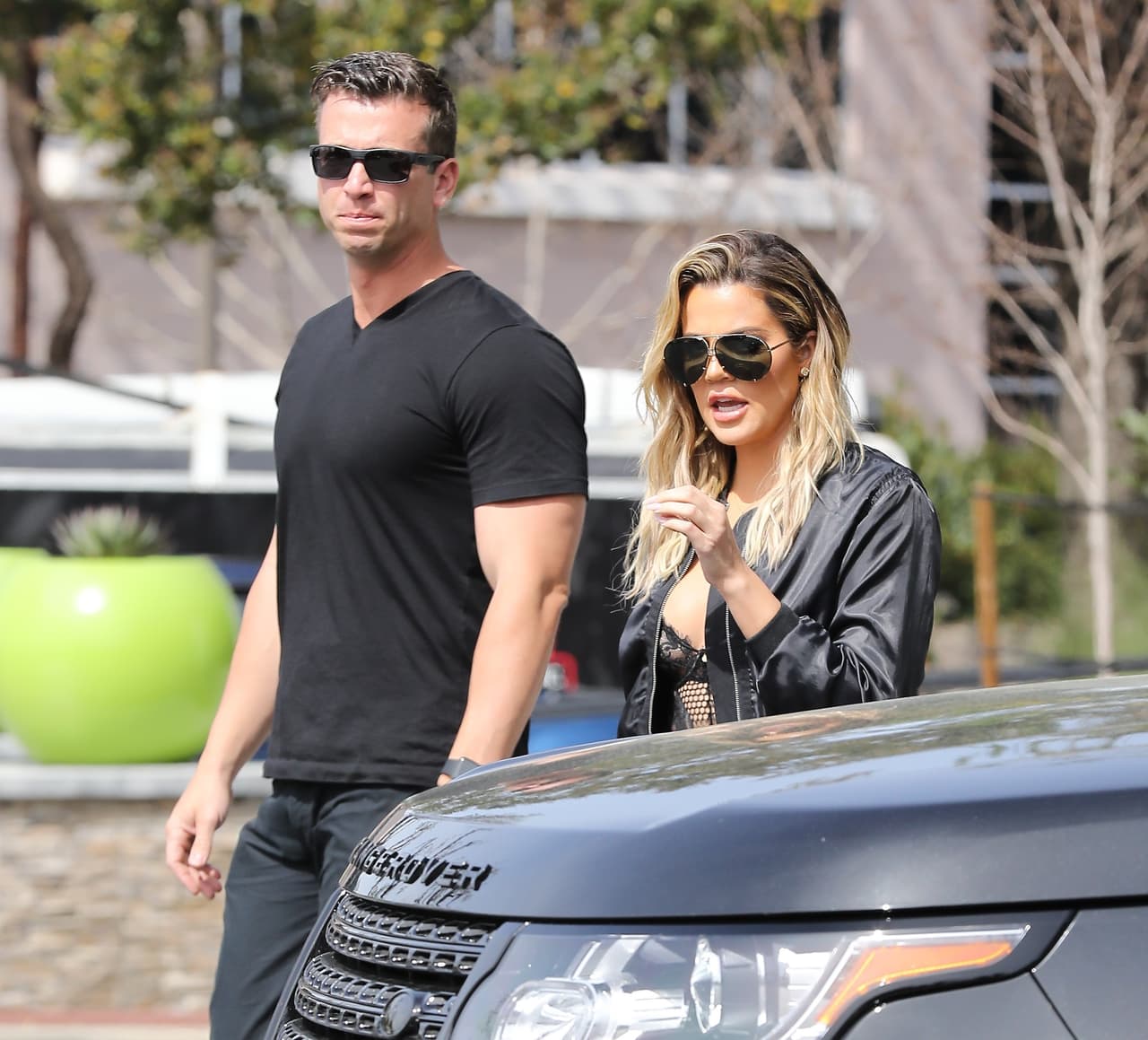 Para ello tiene una
<b> Range Rover 5.0L V8 Supercharged SV Autobiography</b> de Land Rover, equipado con un motor V8 supercargado de 5.0 litros de desplazamiento y 557 hp.