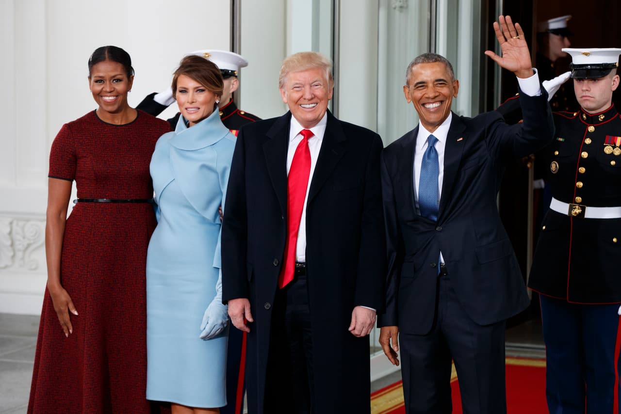 Horas antes de la toma de posesión de Donald Trump como 45° presidente de Estados Unidos el presidente saliente, Barack Obama, y la primera dama, Michelle Obama, recibieron en la Casa Blanca a Donald y Melania Trump.