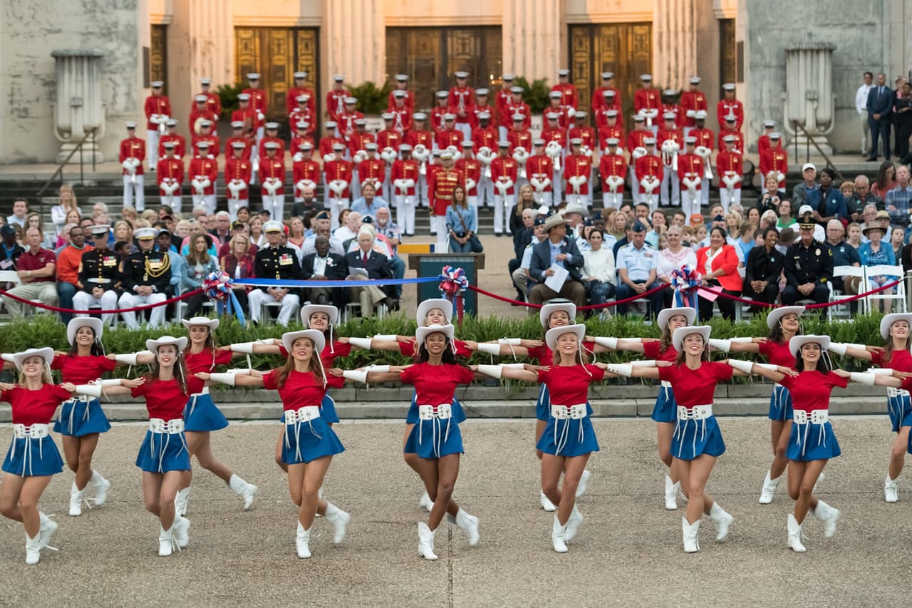 Si quiere visitar la feria varias veces probablemente le conviene uno de los
<a href="https://bigtex.com/save-big-at-the-2018-state-fair-of-texas/"> pases de la temporada</a>. También se puede ahorrar llevando una lata vacía de Dr. Pepper un martes (la entrada se la dejarán a mitad de precio). Si lleva cuatro latas de comida en un miércoles, solo paga 4 dólares para entrar y estas serán donadas al North Texas Food Bank.