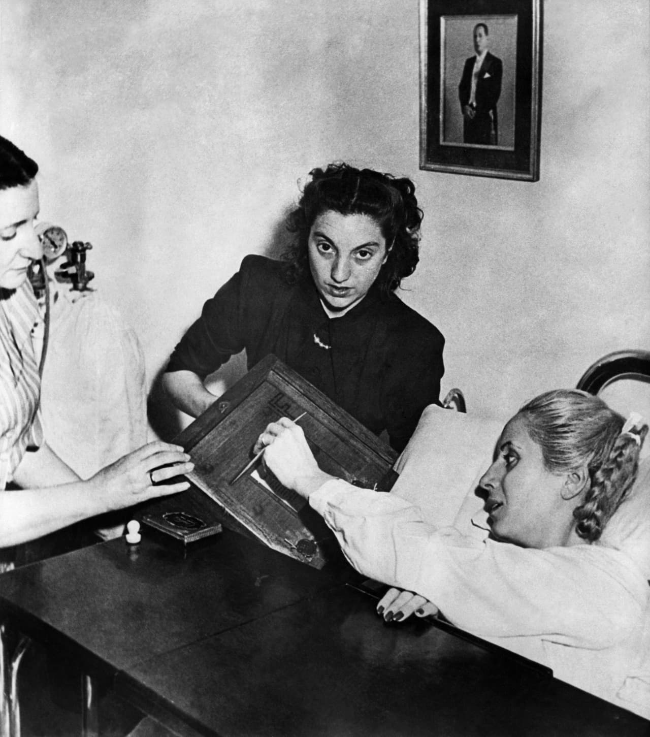 La labor de Eva, apoyando al movimiento de mujeres argentinas, fue determinante para aprobar el voto femenino en Argentina. 
<b>En la foto, del 11 de noviembre de 1951, Eva Perón emitiendo su voto desde la cama de un hospital. </b>