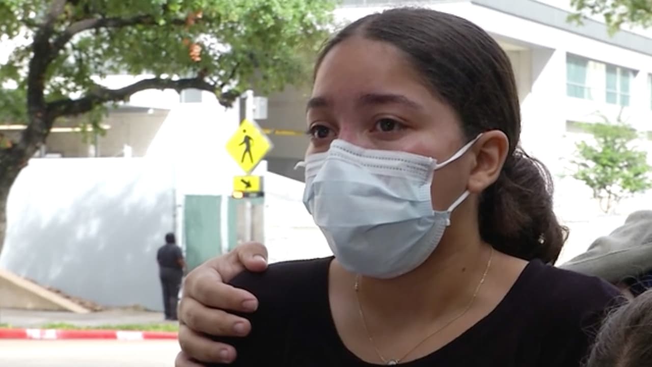 “Y pues nosotros pensamos lo peor al ver a la niña así, cuando ya nos llevaron a un cuarto a solas y estaban otros doctores ahí, cuando nos dijeron que lo sentían mucho. Al principio, nos dijeron que fue una enfermera que puso el medicamento malo verdad", narra entre lágrimas Olga Aguiriano, hermana de Milagros
