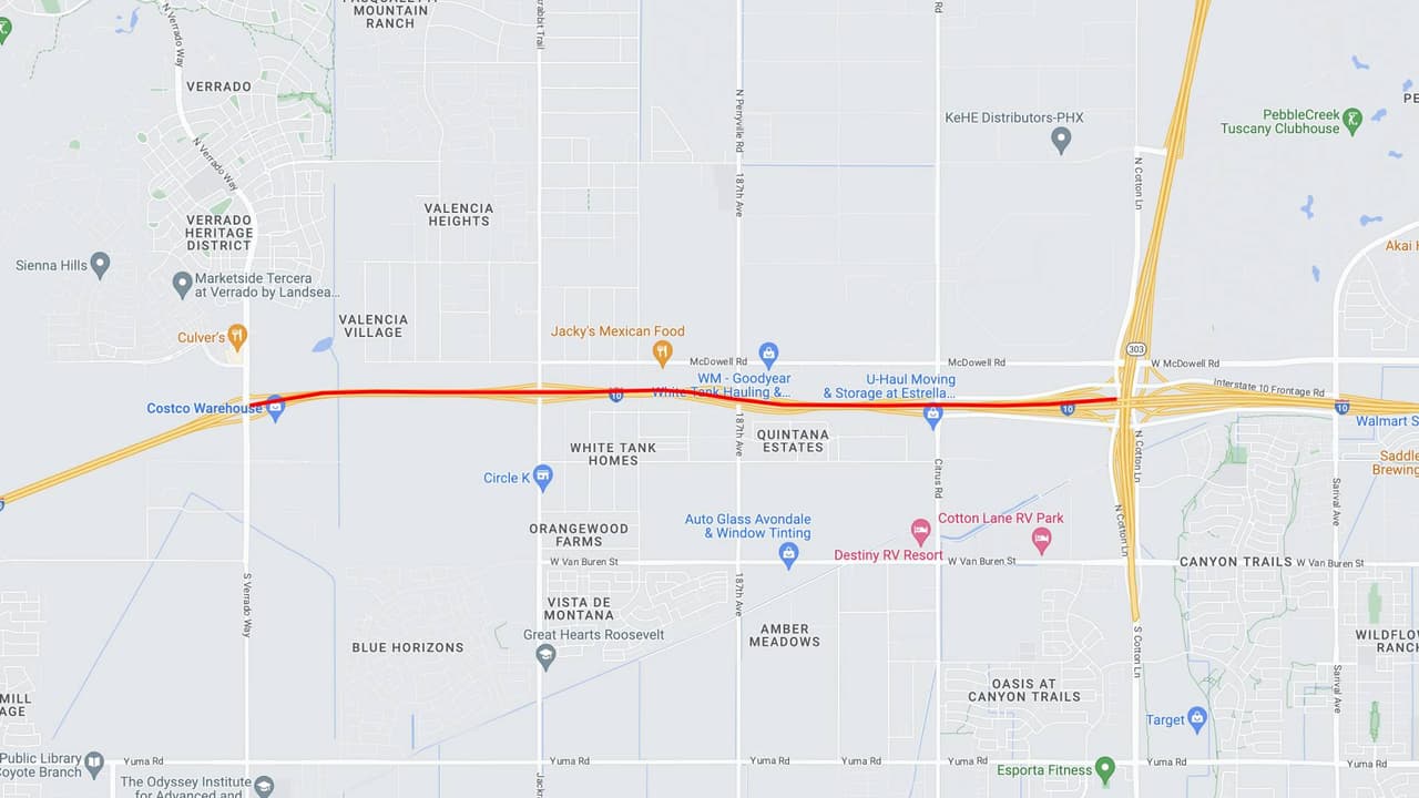 <b>Interestatal 10</b>
<br>La Interestatal 10 en dirección este cerrará entre Verrado Way y Loop 303 desde las 11 p.m. del sábado, hasta las 2 p.m. del domingo.
<br>
<br>
<b>Rutas alternas</b>
<br>El tráfico de la I-10 en dirección este que sale en Verrado Way, puede viajar hacia el sur hasta Yuma Road en dirección este, y puede usar Cotton Lane en dirección norte para acceder a la I-10 en dirección este más allá del cierre. 
<br>
<br>La MC 85 en dirección este es otra opción de desvío.