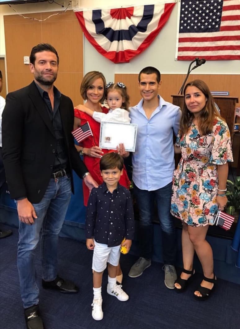 Uno de los acontecimientos de mayor valor para la conductora en este último año, fue cuando recibió la ciudadanía estadounidense, Satcha escribió en sus redes sociales lo siguiente: “¡Soy ciudadana! De corazón, infinitas gracias a todos los que se han tomado el tiempo para escribirme en este día tan especial en el que me convertí en ciudadana estadounidense”.
<br>