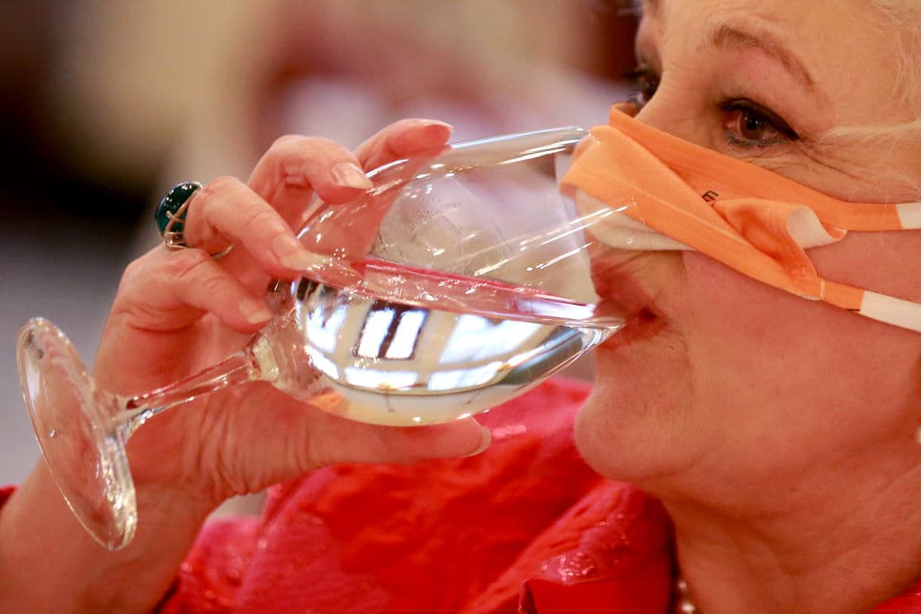 😷 
<b>Restaurantes </b>interiores. 
<b>Vacunados por completo</b> y quienes 
<b>no están vacunados</b> 
<u>deben</u> utilizar mascarilla.