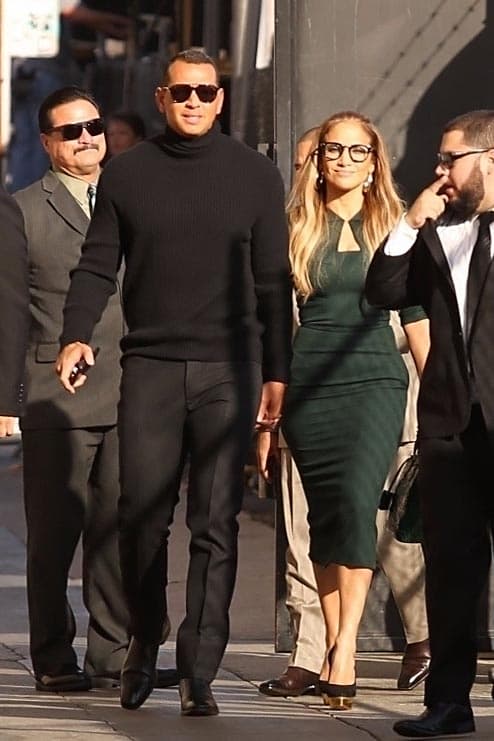 La intérprete de 'Get right' eligió un vestido en color verde y ceñido a su figura.