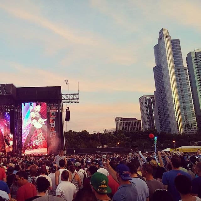 Los integrantes de Metallica: James Hetfield, Lars Ulrich, Robert Trujillo y Kirk Hammett, hicieron vibrar a las miles de personas que asistieron al segundo día del Lollapalooza 2015, ellos no dejaron de rocanrolear a tope. Temas como 'Nothing Else Matters' o 'Enter Sandman' fueron aclamadas por los seguidores quienes abarrotaron el Grant Park en Chicago.