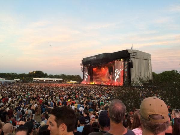 Los integrantes de Metallica: James Hetfield, Lars Ulrich, Robert Trujillo y Kirk Hammett, hicieron vibrar a las miles de personas que asistieron al segundo día del Lollapalooza 2015, ellos no dejaron de rocanrolear a tope. Temas como 'Nothing Else Matters' o 'Enter Sandman' fueron aclamadas por los seguidores quienes abarrotaron el Grant Park en Chicago.