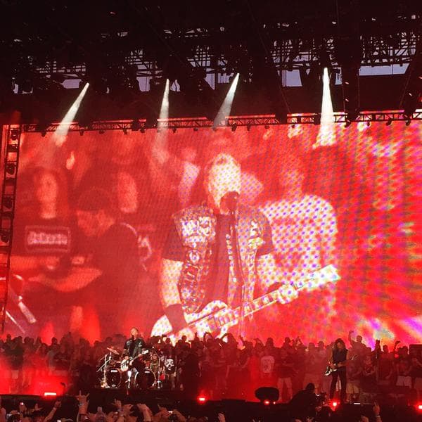 Los integrantes de Metallica: James Hetfield, Lars Ulrich, Robert Trujillo y Kirk Hammett, hicieron vibrar a las miles de personas que asistieron al segundo día del Lollapalooza 2015, ellos no dejaron de rocanrolear a tope. Temas como 'Nothing Else Matters' o 'Enter Sandman' fueron aclamadas por los seguidores quienes abarrotaron el Grant Park en Chicago.
