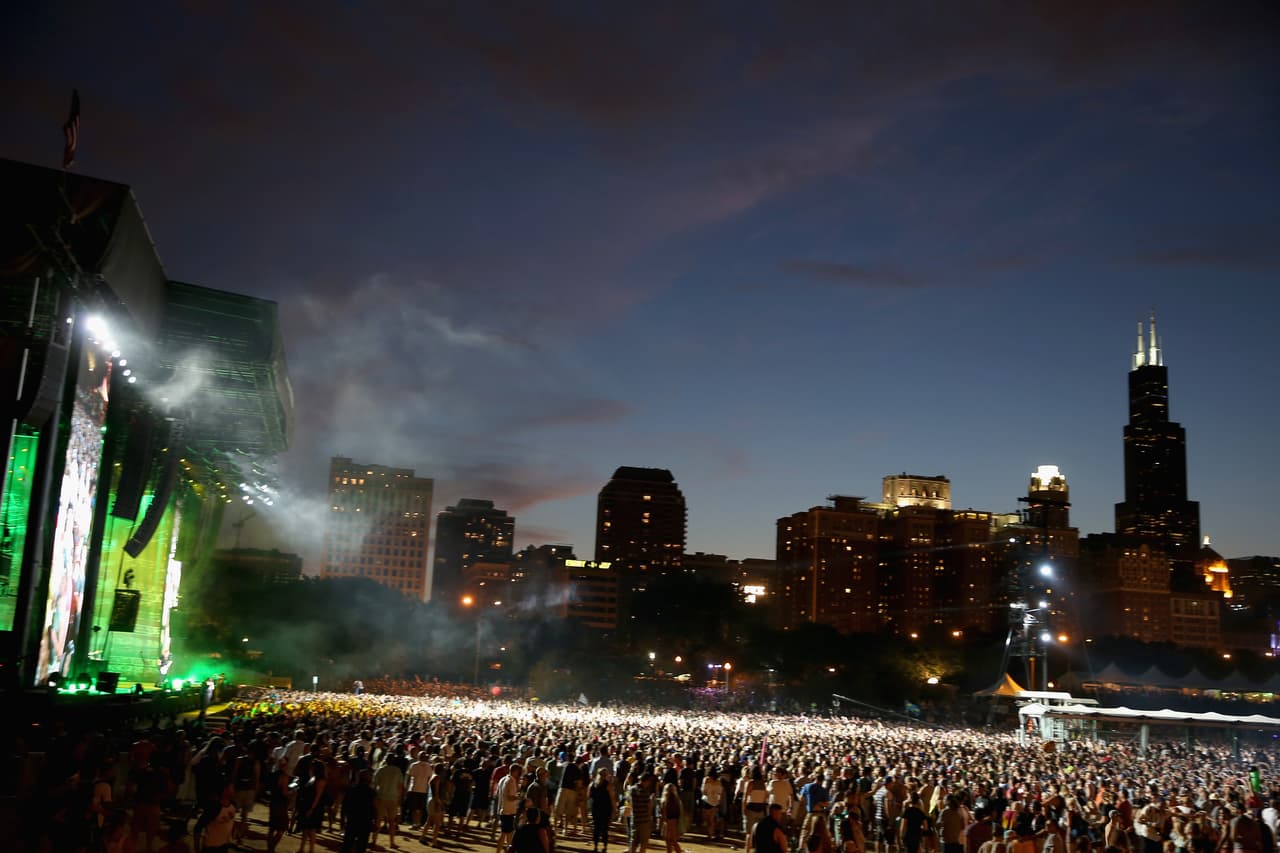 Los integrantes de Metallica: James Hetfield, Lars Ulrich, Robert Trujillo y Kirk Hammett, hicieron vibrar a las miles de personas que asistieron al segundo día del Lollapalooza 2015, ellos no dejaron de rocanrolear a tope. Temas como 'Nothing Else Matters' o 'Enter Sandman' fueron aclamadas por los seguidores quienes abarrotaron el Grant Park en Chicago.