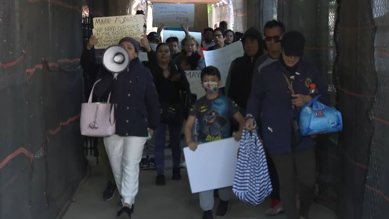 Crecen protestas de padres de escuela que alojará a inmigrantes en Brooklyn