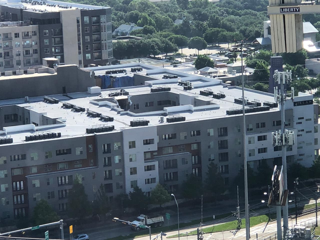 Hoy se cumple un año de la trágica caída de una grúa de construcción que cobro la vida de una mujer en el centro de Dallas.
<br>