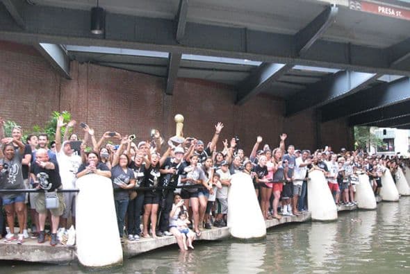 Photos: Spurs Championship Parade 2014 Barges