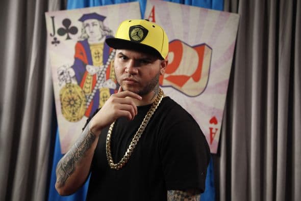 ¡Ah, pero qué serio! Farruko dio su pose más atrevida.