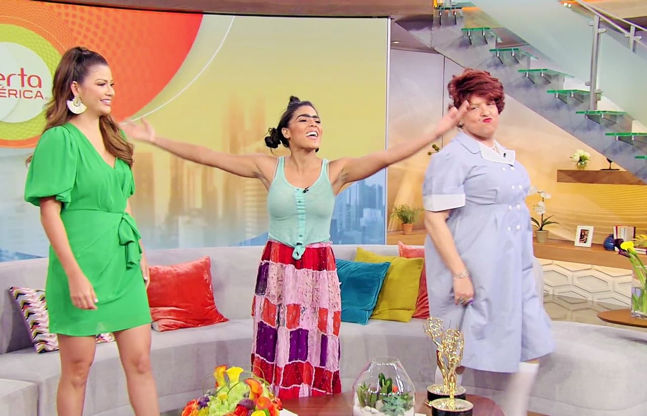 "Si me regalarás a mí no pasarías esas vergüenzas a nivel nacional, regálame a mí, que hay gente que no puede", dijo Mela a Ana Patricia. La conductora mexicana le prometió darle muchos looks 'extra smalls'.