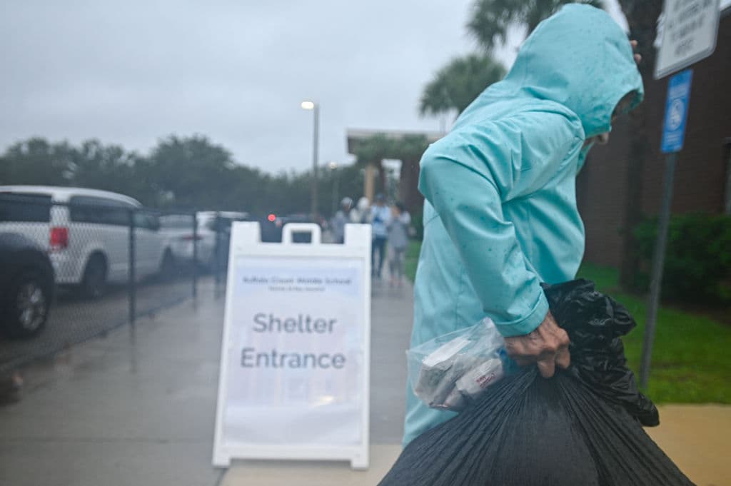 La gente se refugia en los centros de acogida para pasar el huracán.