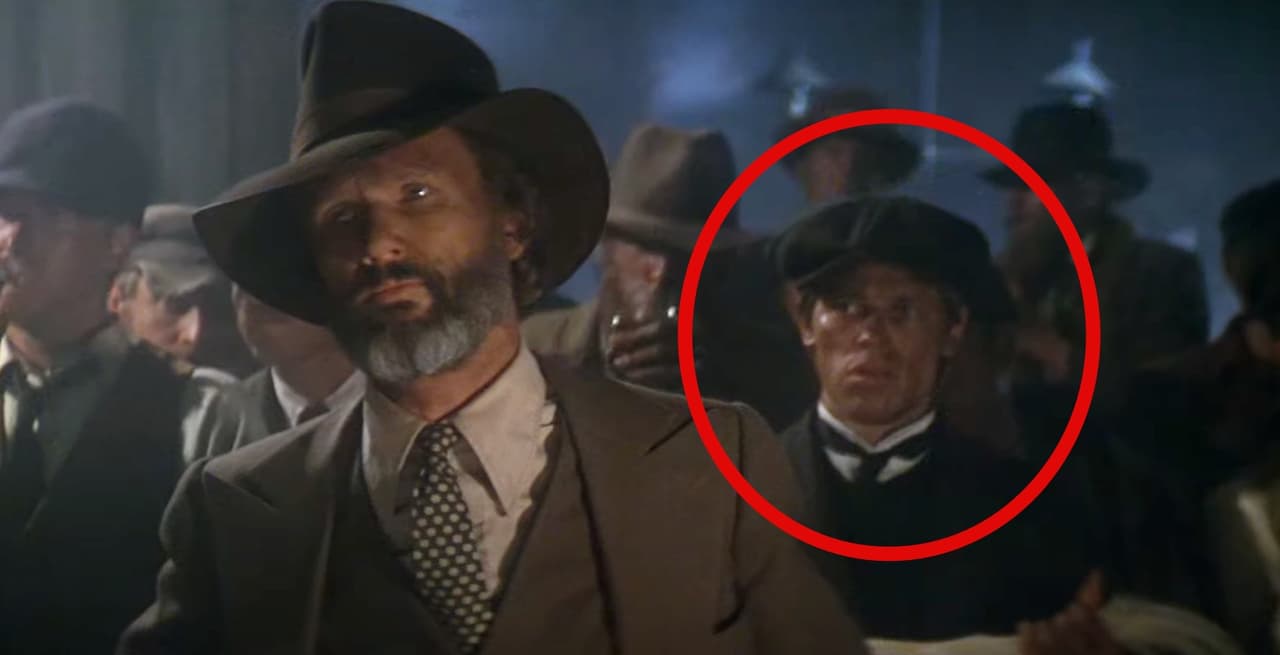 De acuerdo con 'Insider', Dafoe tuvo algunas escenas más en esa película, pero el director Michael Cimino lo despidió por reírse demasiado de una broma en el set.