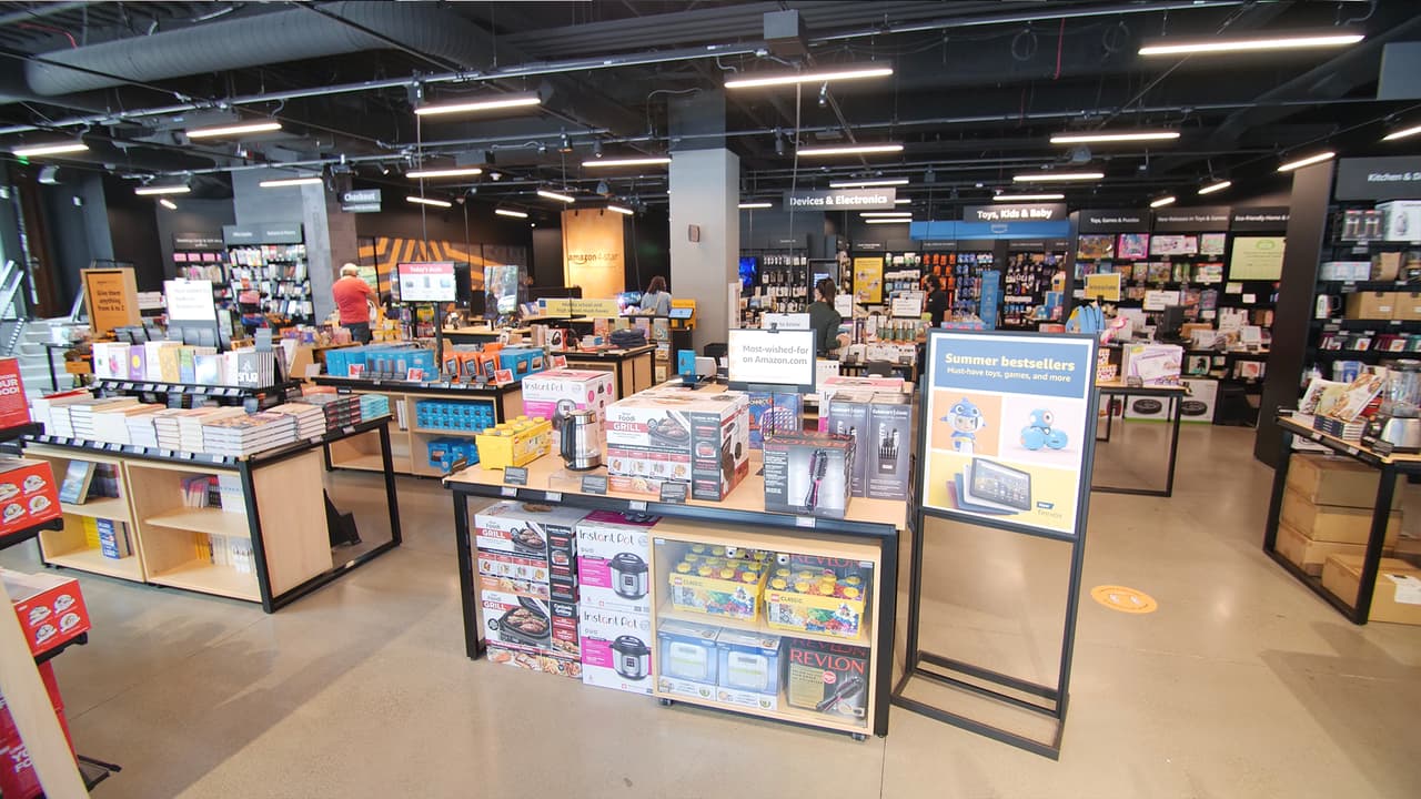<b>Amazon 4-star en Woodlands Mall está ubicado en la cuadra </b>1201 de la Lake Woodlands Drive en The Woodlands.
<br>
<br>El horario es de lunes a sábado de 11 am a 7 pm y domingo de 12 pm a 6 pm.