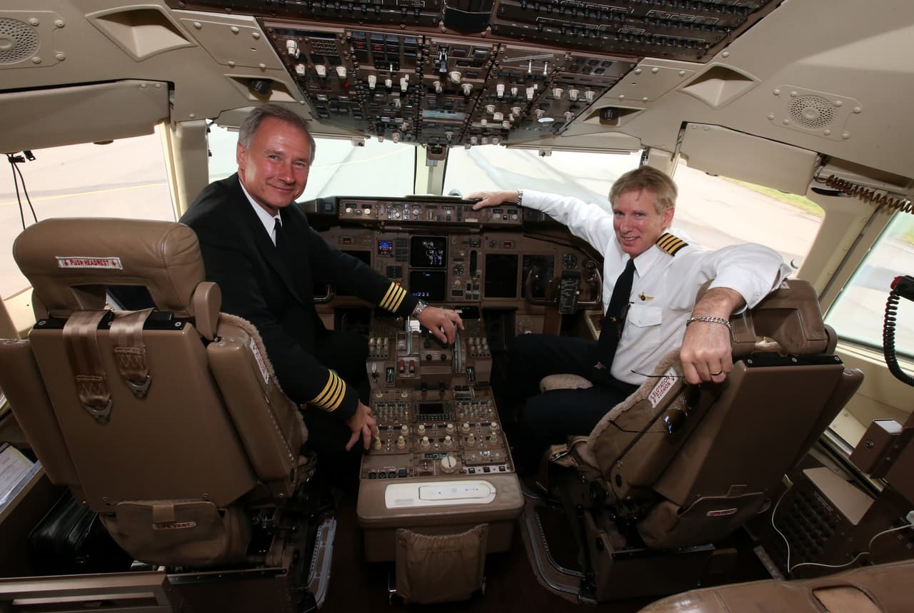 El piloto John Dunkin (izquierda) y junto a Jay Galpin, en un vuelo privado de Donald Trump en 2014.