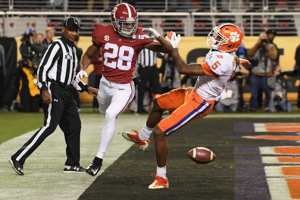 Higgins fue golpeado por el defensivo de manera tardía en señal de clara frustración pero eso no impidió que Clemson se fuera adelante 44-16 y así sellara su magnifica temporada perfecta de 15-0.