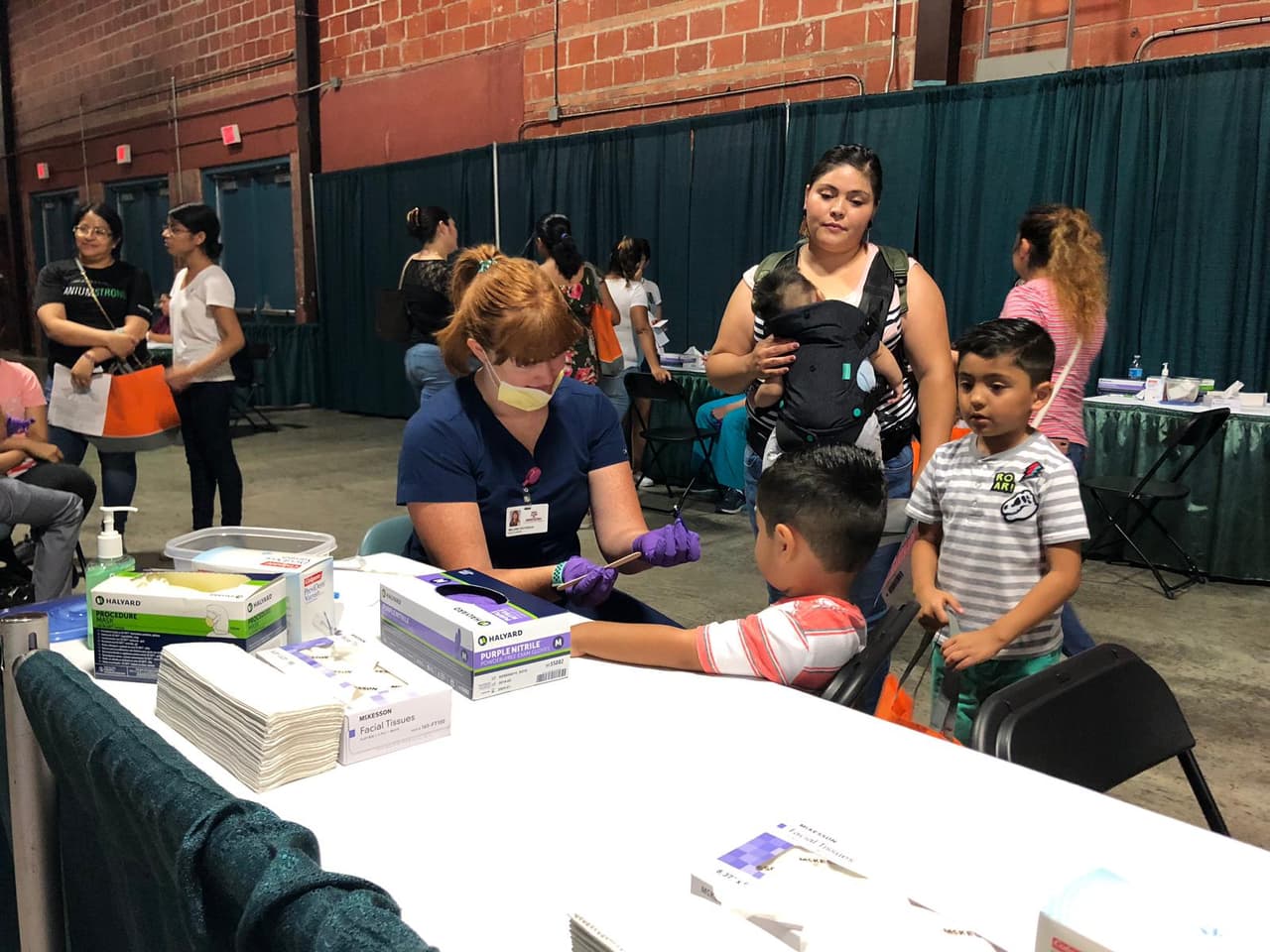 A los pequeños se les asistió con chequeos de salud.