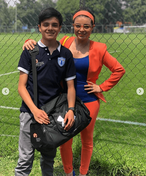 En esa entrevista, la actriz de ‘Atrévete a soñar’ y 
<b><a href="https://www.univision.com/shows/mi-marido-tiene-mas-familia">‘Mi marido tiene más familia’</a></b>, mencionó que “ser madre es 
<b>la aventura más grande del mundo</b>”, y que serlo tan joven no significaba que la vida acababa.