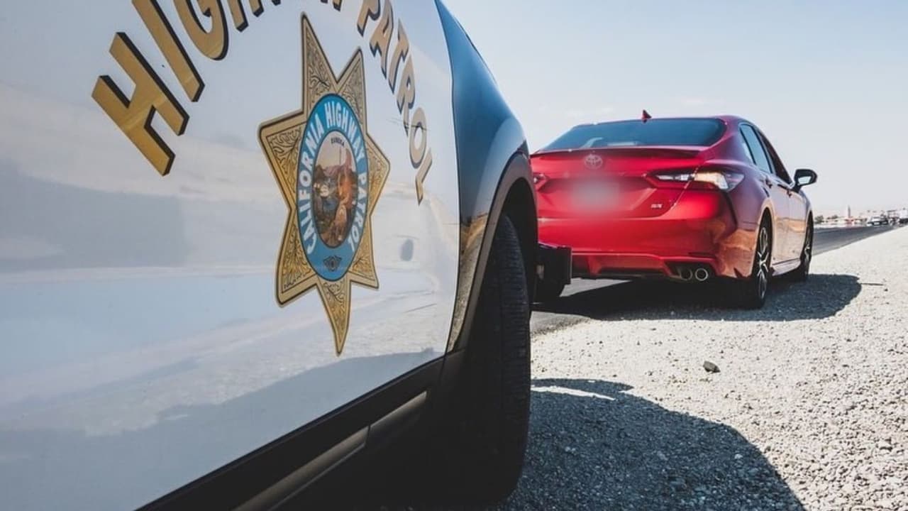 Guía básica de leyes de tránsito en California: qué sí y qué no puedes hacer al manejar un carro