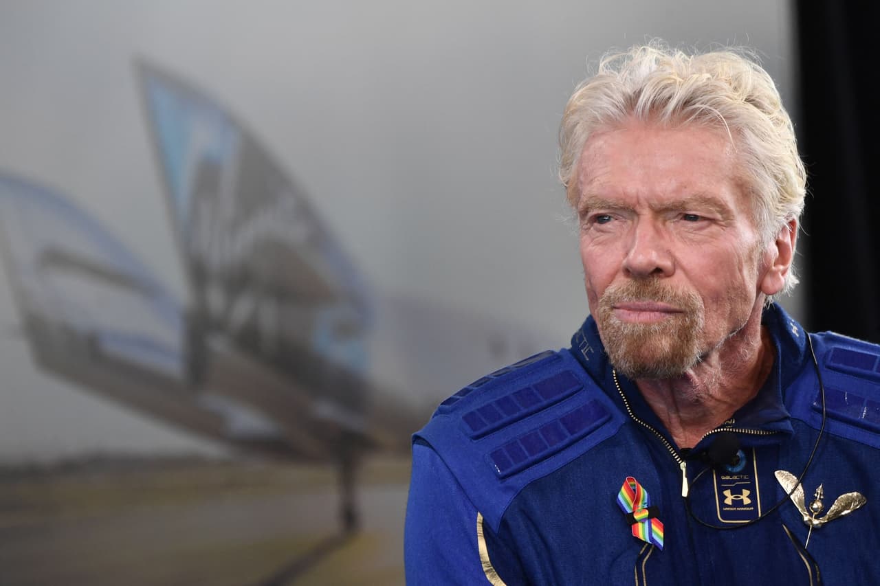 <b>Richard Branson (fundador de Virgin) </b>
<br>
<br>Patrimonio neto: 5,000 millones de dólares.
<br>
<br>Primer empleo: propietario de una revista.
<br>
<br>“Dejé la escuela a los 16 años para comenzar mi primer negocio, la revista
<i> Student.</i> Fue lanzada en 1968 como una alternativa a las publicaciones escolares obsoletas de la época”,
<a href="https://www.virgin.com/branson-family/richard-branson-blog/student-magazine"><u>escribió el creador del conglomerado de empresas Virgin</u></a> en su página web.