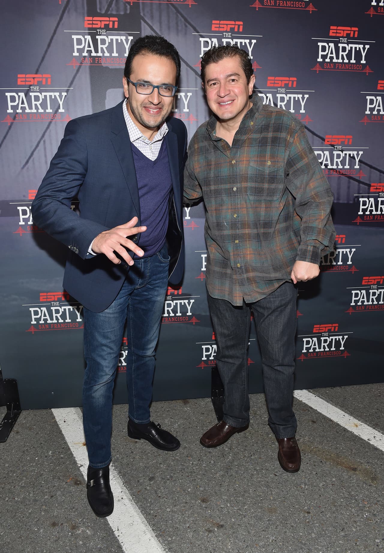 Ciro Procuna (izquierda) es un periodista mexicano de deportes con una larga trayectoria en televisión y radio, que ha estado en cobertura de Super Bowl, Mundiales y Juegos Olímpicos, entre otros.