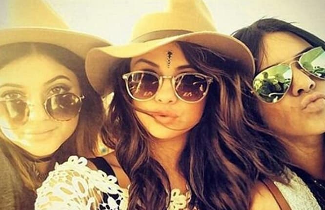 ¿Recuerdas cuándo estas tres jovencitas eran súper unidas? Así se dejaron ver en Coachella, como las tres mejores amigas del mundo.