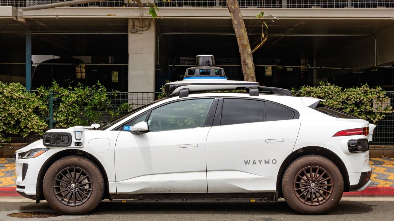 La empresa de Google lanzará su servicio de transporte autónomo en Dallas. Serán
<b> vehículos que se manejan solos, sin choferes humanos. </b>¿Qué significa esto para quienes viven de manejar? ¿Es seguro? ¿Cómo se pedirá uno? 
<b>Aquí respondemos todo.</b>