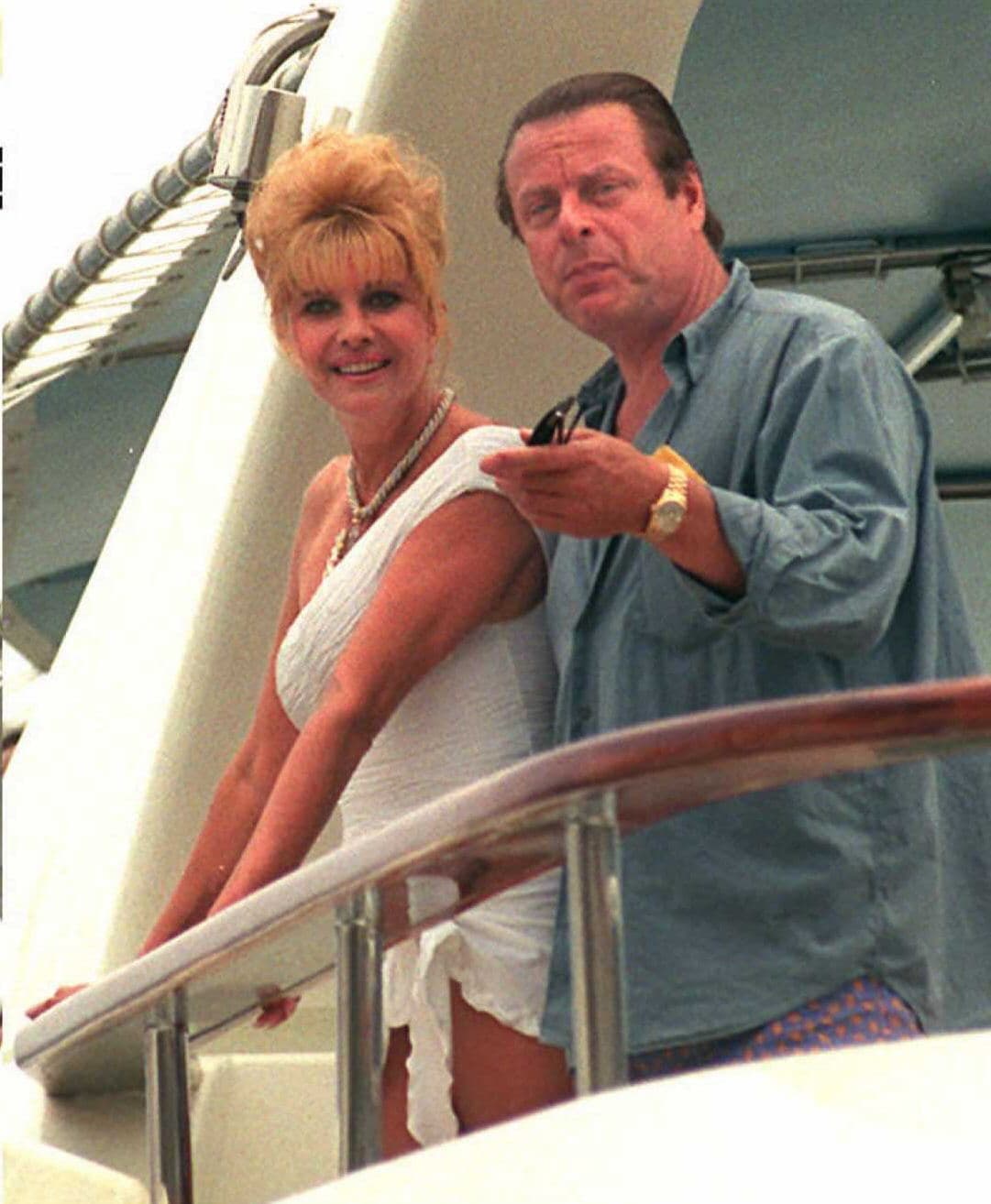 En la foto, Ivana Trump acompañada por su esposo Ricardo Mazzuccelli, en un yate en Mónaco. 
<b>La pareja solo duró dos años antes de separarse en 1997.</b>
<br>
<br> 
<br>