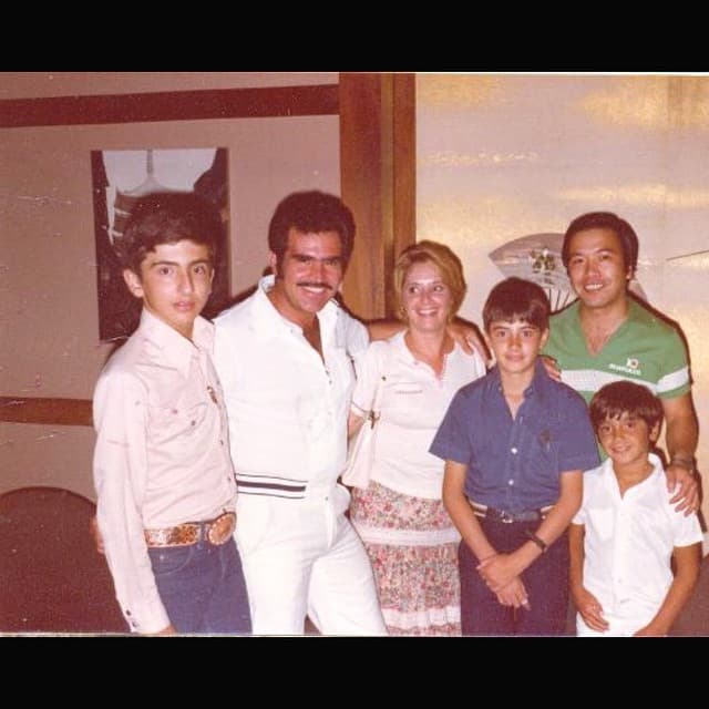 Vicente Fernández con Doña Cuquita y sus tres hijos: Vicente Fernández Jr., Gerardo y Alejandro.