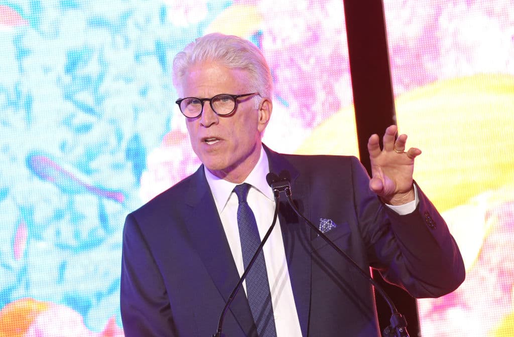 Durante el discurso que Ted Danson dio antes de ser arrestado, dijo ser el "nuevo aprendiz" de su colega Jane Fonda.