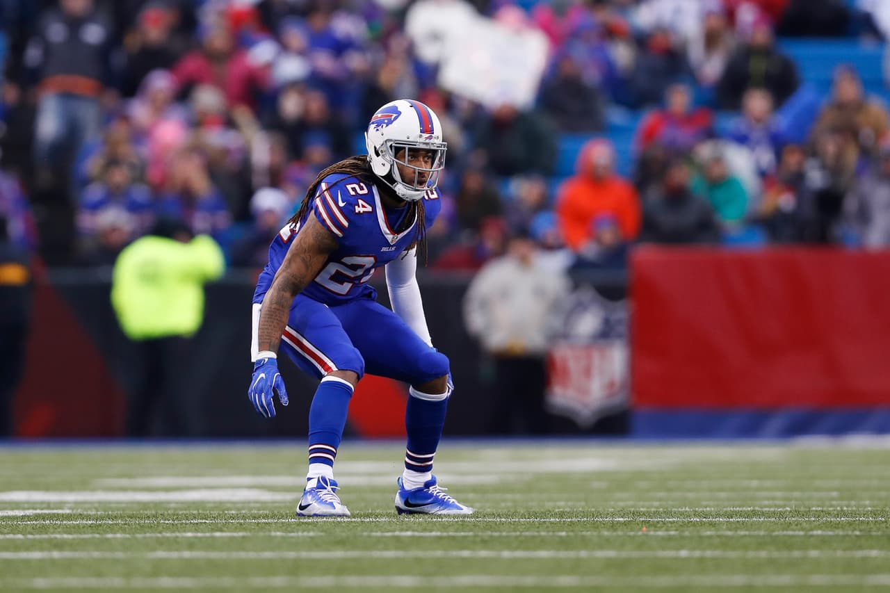 <b>7 CB</b> -
<b> STEPHON GILMORE</b>:
<b> <i><a href="http://www.univision.com/deportes/futbol-americano/national-football-league/nfl-2017-movimientos-de-la-agencia-libre" target="_blank">FIRMADO POR</a></i></b> 
<b>NEW ENGLAND PATRIOTS</b>
<br>Gilmore tiene la reputación de un cornerback de cierre en defensiva 
<i>nickel</i>, pero con demasiada frecuencia fue explotado en cobertura uno a uno la temporada pasada. Se jacta de tener experiencia titular y sus dotes físicos para romper el banco en el mercado abierto.