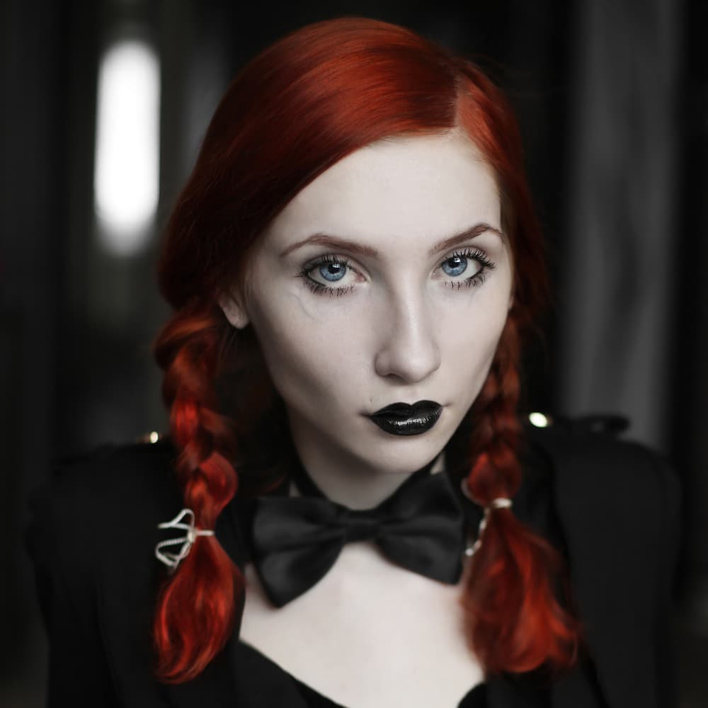 Según la leyenda (no incluida en la Biblia, por supuesto) Adán la rechazó o ella misma decidió irse del paraíso para irse a juntar con Satanás y convertirse así en la Reina de la Noche y la Oscuridad. Con su gran belleza de cabello rojizo y ojos claros, cautiva a todo hombre para quitarle su energía de vida y absorberla ella.