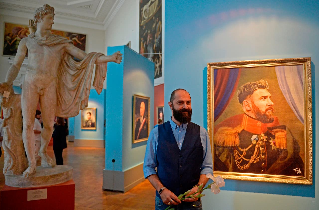 El artista italiano Fabrizio Birimbelli fue uno de los presentes en la exposición de 40 obras de arte.