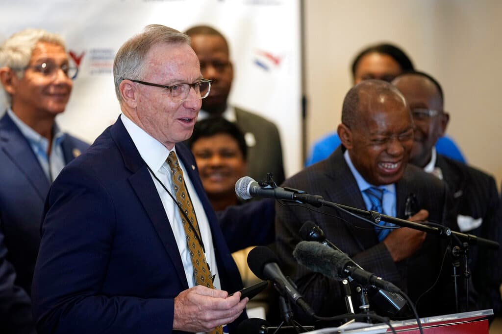 El alcalde republicano que pide a los estadounidenses votar por Kamala Harris