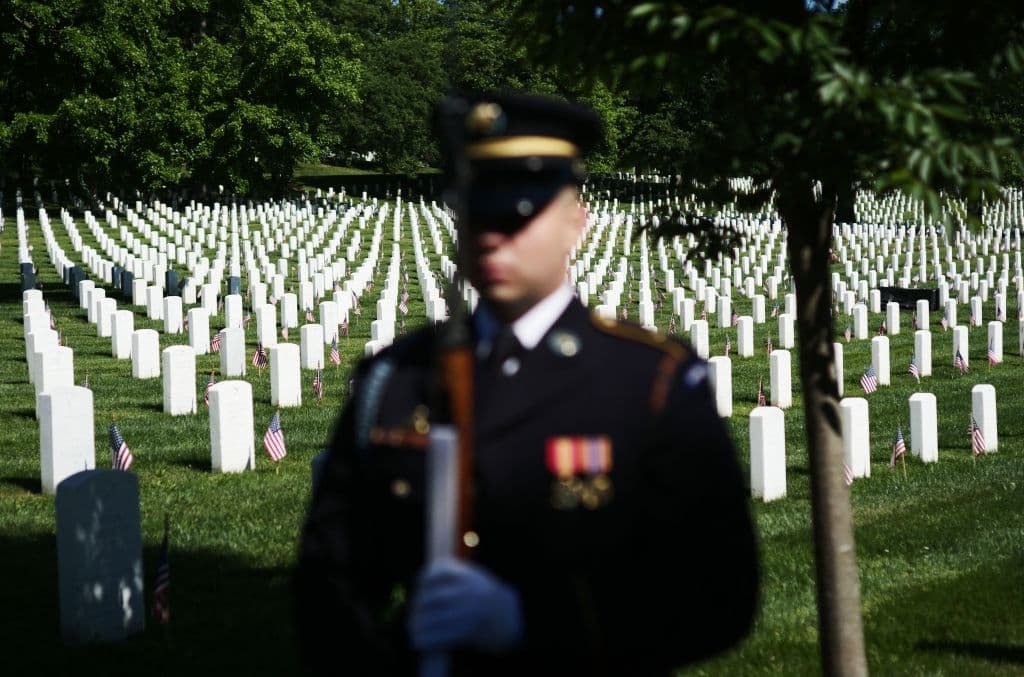 <b>La democracia está en peligro.</b> "La democracia en sí misma está en peligro, aquí en casa y alrededor del mundo. Cómo honramos la memoria de los caídos determinará que la democracia perdure", concluyó el presidente en su primer 
<i>Memorial Day</i> en el cargo.