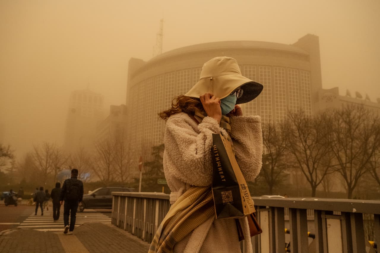Ese tipo de fenómenos es habitual en primavera, cuando la arena de los desiertos occidentales es arrastrada por el viento hacia el este, y afecta a lugares tan lejanos como el norte de Japón.