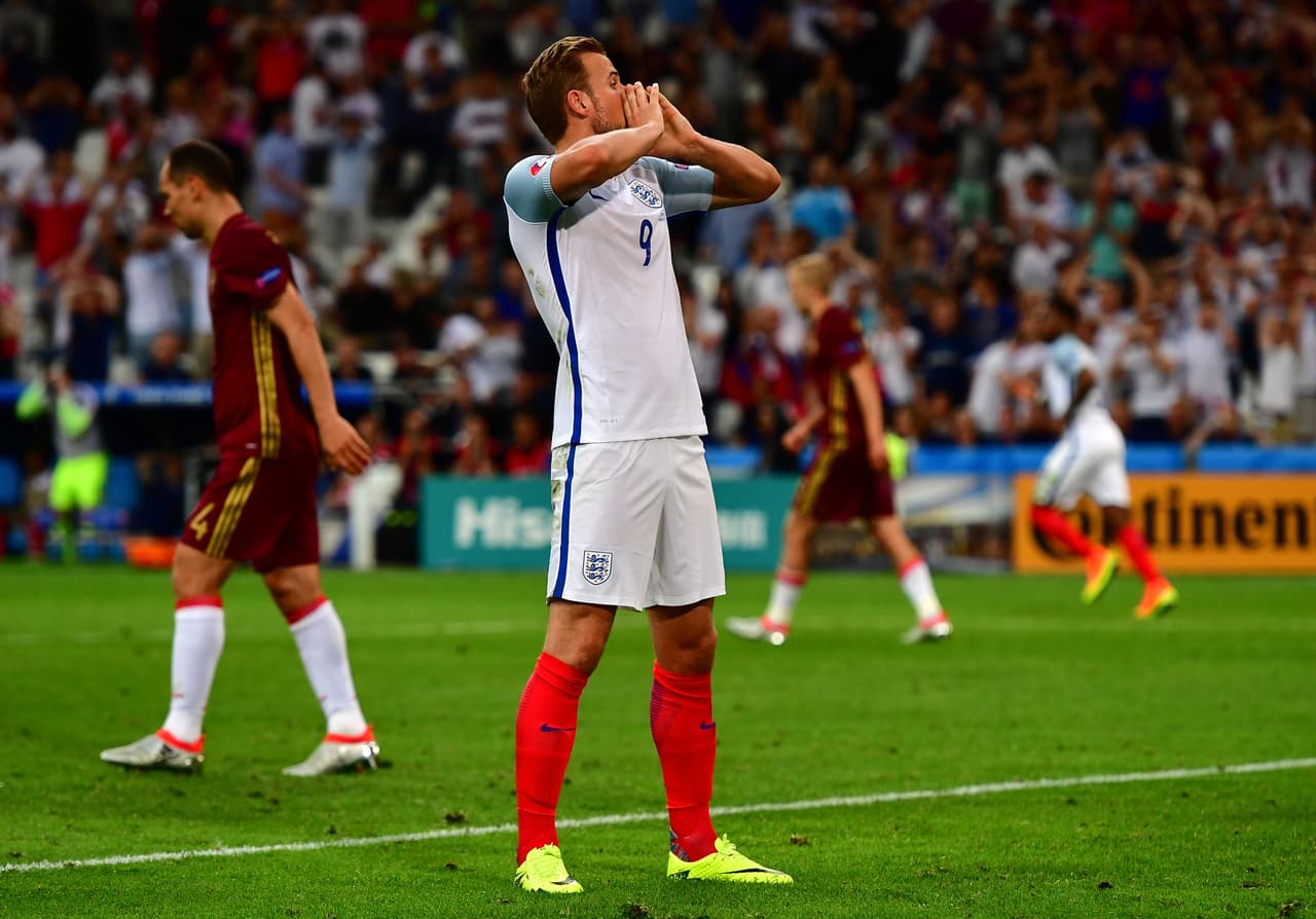 La selección de Inglaterra vio frustrado su debut victorioso con un gol de último minuto de Rusia.
