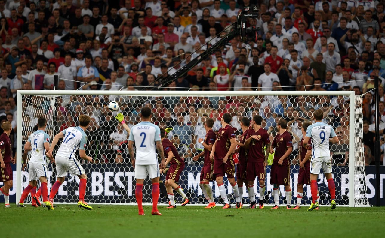 El volante inglés venció la estirada del arquero ruso para poner el grito de gol en Marsella.