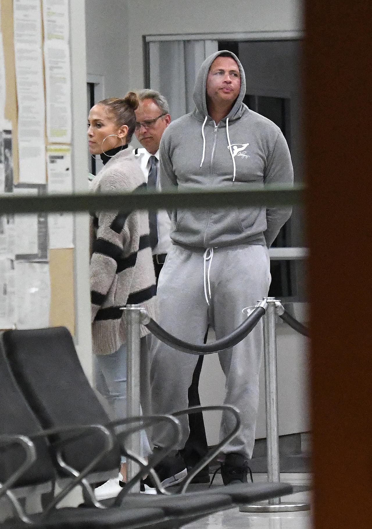 Alex Rodríguez intentó pasar desapercibido, pero estando junto a Jennifer López le resultó imposible.