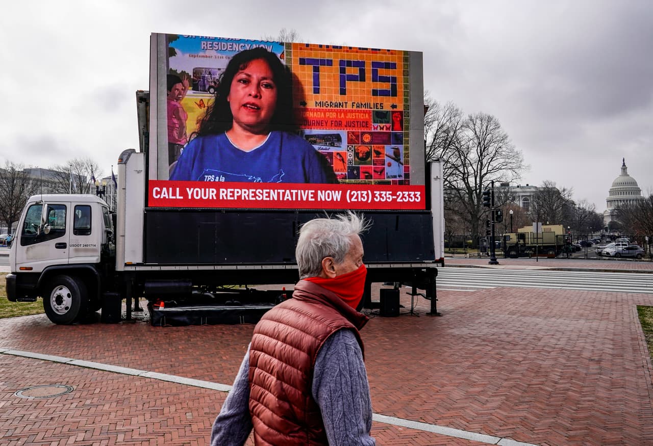 Sin embargo, el abogado en inmigración Victor Nieblas recuerda que "por lo pronto esto es una propuesta, no es ley no vayan a comenzar a firmar contratos, o escucharle a personas que dicen que ya pueden solicitar esto. Falta mucho".