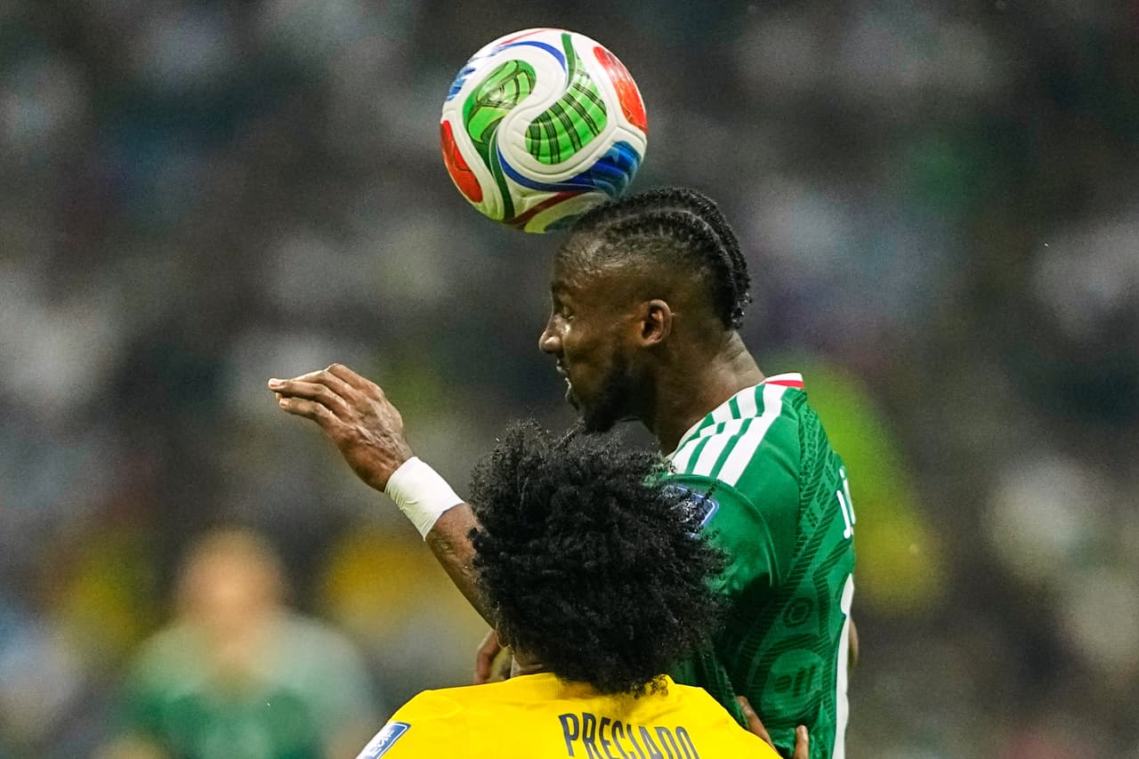 El mexicano Julián Quiñones (16) cabecea el balón mientras el ecuatoriano Angelo Preciado (17) observa, durante el partido de dieciseisavos de final de la Copa del Mundo entre México y Ecuador en Ciudad de México, el martes 30 de junio de 2026.